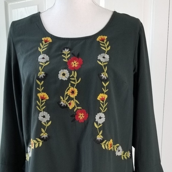 NEW! RUFF HEWN GREY Embroidered Floral Bell Sleeve Blouse Top Small. - Picture 4 of 5